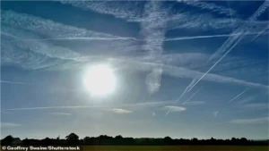 خبير جيولوجي يربط برنامجاً أميركياً سرّياً برش مواد نانوية في الغلاف الجوي ويثير جدلاً حول التحكم في الطقس